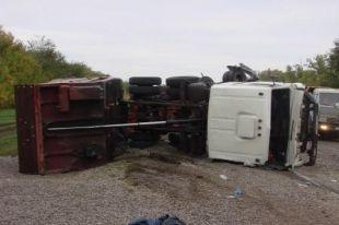 В Самаре КАМАЗ наехал на ограждение во дворе и перевернулся
