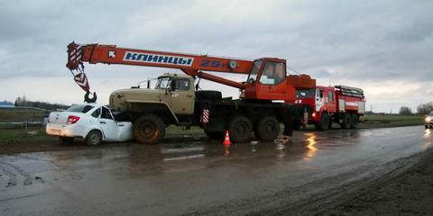 Двое погибли при столкновении с автокраном в Самарской области