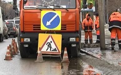 В Самаре из-за прорыва трубопровода перекрыли улицу Волгина В Самаре из-за прорыва трубопровода перекрыли улицу Волгина