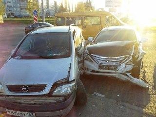 В Тольятти водитель автобуса спровоцировал столкновение трех иномарок В Тольятти водитель автобуса спровоцировал столкновение трех иномарок