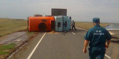 В Самарской области бензовоз съехал в кювет и перевернулся