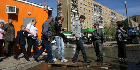 В Самаре из-за прорыва трубы холодная вода затопила улицу Мичурина