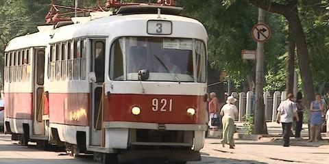 В Самаре из-за столкновения трамвая с легковушкой образовалась пробка