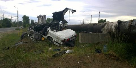 В Тольятти водитель «Волги» на скорости врезался в опору теплотрассы