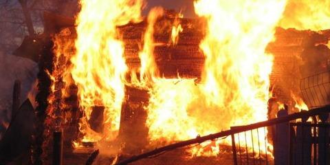 В Самаре 53 человека тушили старое здание на улице Советской Армии