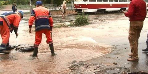 Коммунальная авария в Самаре: затопило улицу Антонова-Овсеенко