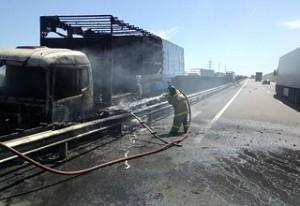 На трассе в Белоруссии сгорела калининградская фура с холодильниками На трассе в Белоруссии сгорела калининградская фура с холодильниками