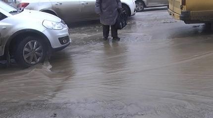 В Самаре из-за коммунальной аварии затопило проспект Кирова