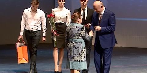 Николай Меркушкин наградил многодетных матерей Николай Меркушкин наградил многодетных матерей