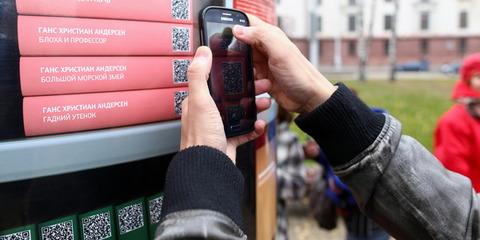 На самарских остановках установили виртуальные книжные полки