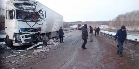 Три фуры столкнулись на трассе М5 в Самарской области