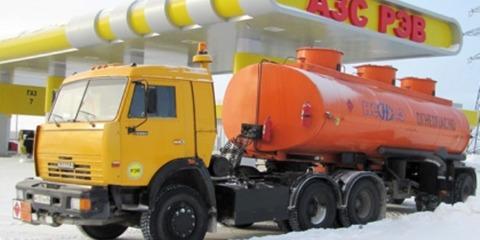 Путин поручил нефтяным компаниям снизить цены на бензин