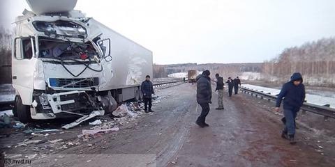 В Самарской области столкнулись два грузовика: один человек погиб