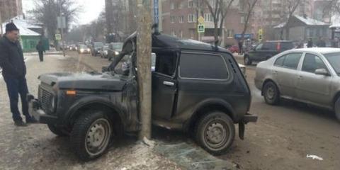 В Самаре водитель на иномарке врезался в световую опору