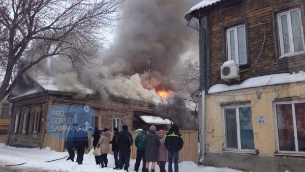 Видео: Из горящего дома на Водников очевидцы выносят пострадавшего