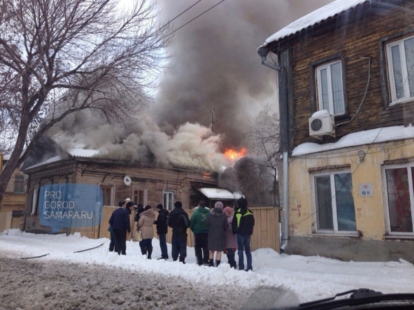 Видео: Из горящего дома на Водников очевидцы выносят пострадавшего