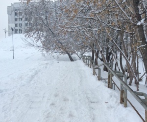 Самарцы жалуются на скользкие дорожки склона около площади Славы