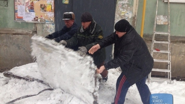 Начался ремонт козырька, чуть не убившего жителей дома на Мичурина