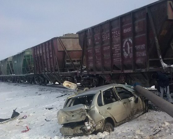 Фото: в Самарской области поезд протаранил легковушку