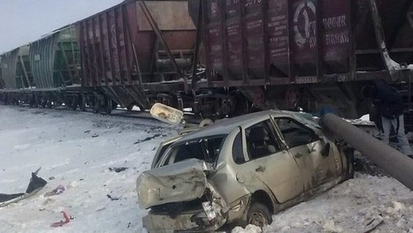 Фото: в Самарской области поезд протаранил легковушку