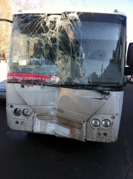 Фото: На Стара-Загора столкнулись два автобуса, перевозившие примерно 70 пассажиров