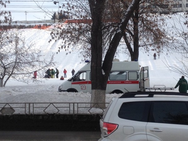 Фото: самарец получил серьезные травмы, катаясь на склоне площади Славы