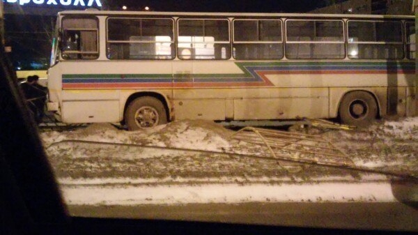 Фото: в Тольятти пассажирский автобус врезался в металлическое ограждение