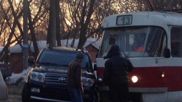 В Самаре на 4 проезде внедорожник «притерся» с трамваем №13: Движение затруднено