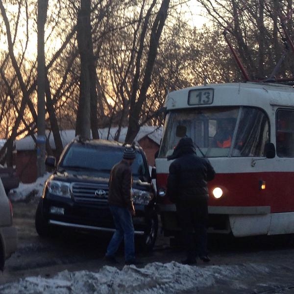 В Самаре на 4 проезде внедорожник «притерся» с трамваем №13: Движение затруднено