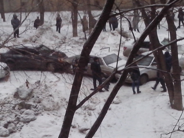 Видео: несколько мужчин избили двух азиатов, которые чуть не задавили их на Ташкентской