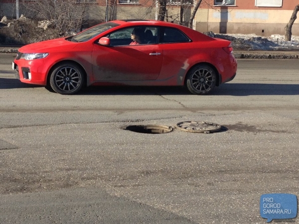 Фото: автомобилисты рискуют угодить в открытый колодец прямо на Московском шоссе