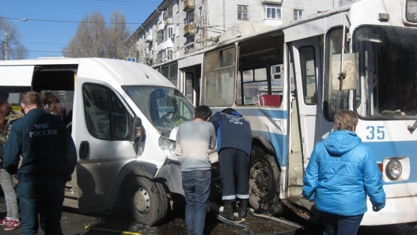 Самарские полицейские проверят организацию, ответственную за ДТП с Peugeot и троллейбусом