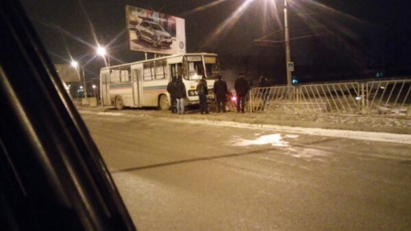 Фото: в Тольятти пассажирский автобус врезался в металлическое ограждение