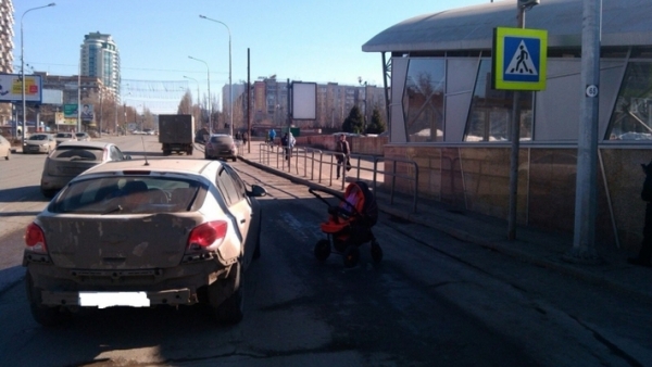 Фото ДТП: «Шевроле» наехала на коляску - ребенок выпал на дорогу
