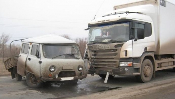 При столкновении УАЗа и фуры в Самарской области пострадали двое