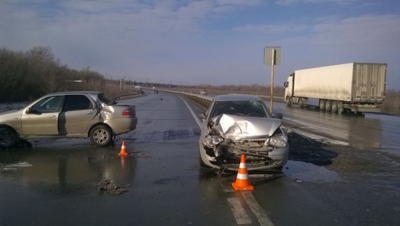 В Самарской области две легковушки въехали в грузовик