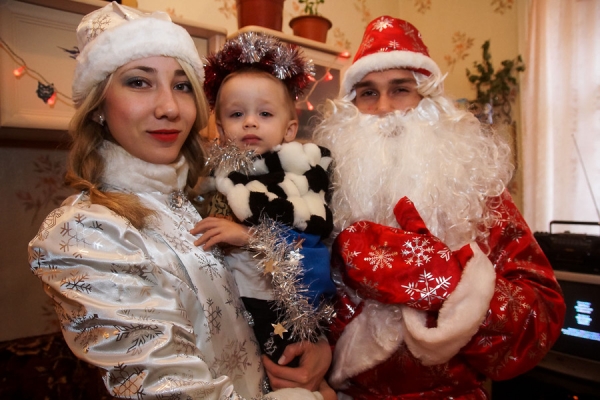 Фоторепортаж: дети из неблагополучных семей получили первые подарки от Деда Мороза