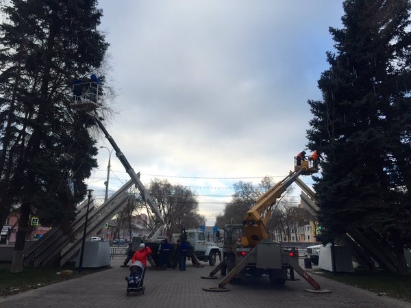 Самару продолжают украшать к Новому году: фотографии из Кировского района