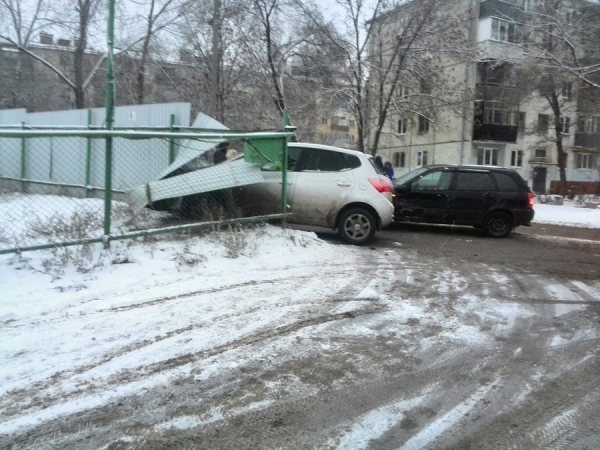 На улице Партизанской иномарка снесла забор