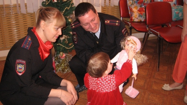  Самарские полицейские подарили игрушки ребятам из приюта