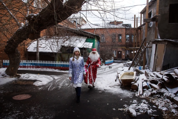 Фоторепортаж: дети из неблагополучных семей получили первые подарки от Деда Мороза