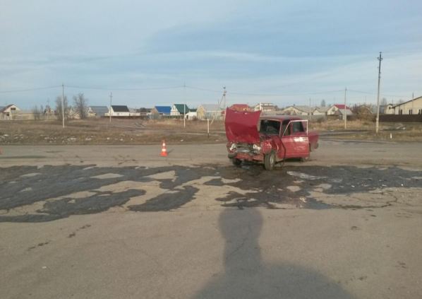 В Самарской области водитель «тринадцатой» не уступил дорогу и устроил ДТП с «семеркой»