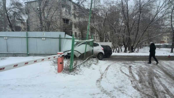 На улице Партизанской иномарка снесла забор