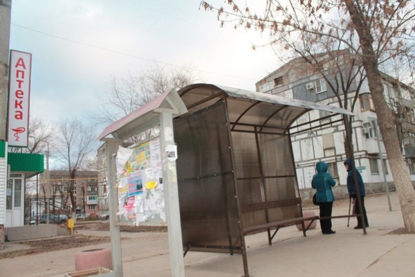 В Новокуйбышевске из-за штормового ветра остановка придавила женщину насмерть