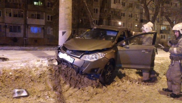 В Тольятти пьяный водитель «Chery» на скорости врезался в бетонный столб