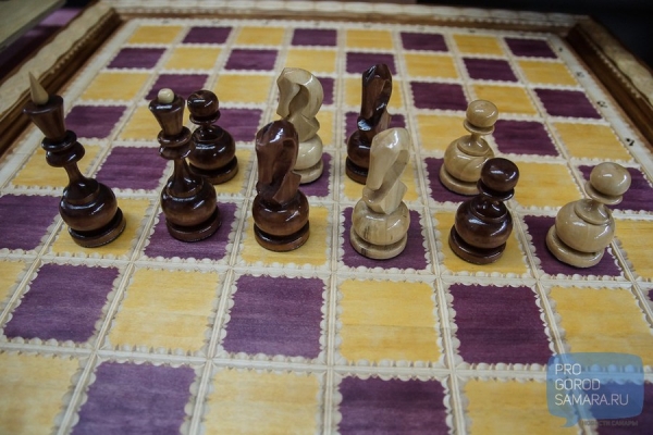 В самарской колонии строгого режима сидельцы лепят футболистов из мякиша и делают шахматы