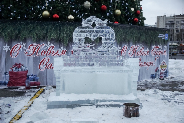 На площади Куйбышева появился ледовый городок со скамьей для влюбленных и ангелом