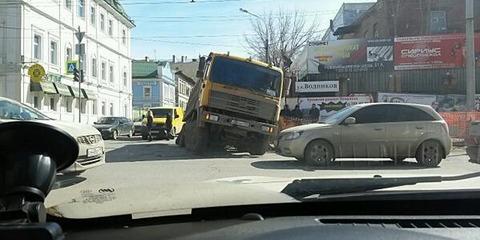 В Самаре грузовик частично провалился под асфальт