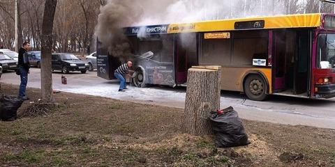 В Самаре на ул. Димитрова горит пассажирский автобус