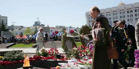 В Самаре торжественно возложили цветы к Вечному огню